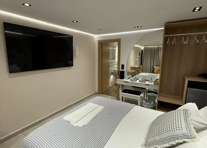 Elements Of Diros Pírgos Dhiroú